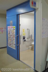 車いす対応トイレ入口