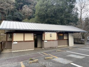 公衆トイレの外観