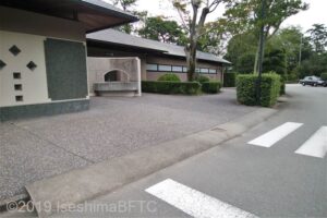 横断歩道から外宮表参道入口トイレ棟へ