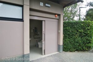 外宮表参道入口車いす対応トイレ　入口