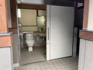 車いす対応トイレ入口のようす