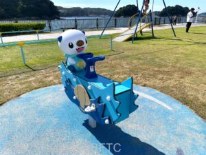 スイング遊具のようす。ミジュマルと対面で乗るような形になっている。