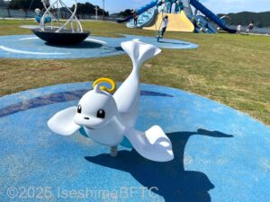 ポケモンキャラクターのジュゴンのスイング遊具。白色で大きなひれを持つアシカのような形状をしている。