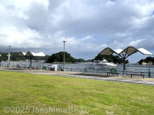 公園の奥にある休憩スペース。テント状の屋根は、カモメが羽ばたいている形をしている。