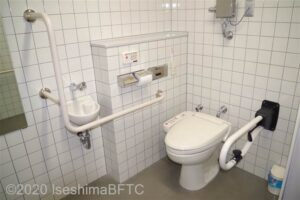 便器に向かって右側にＵ型可動手すり、左側にＬ型固定手すり