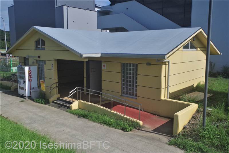 鳥羽中央公園公衆トイレ外観