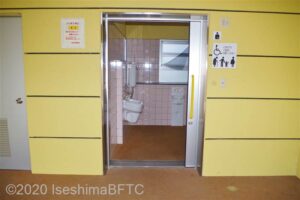 鳥羽中央公園車いす対応トイレ入口