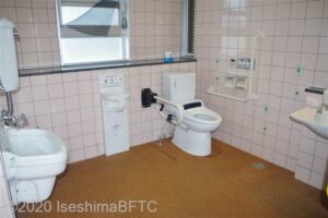 鳥羽中央公園車いす対応トイレ内部