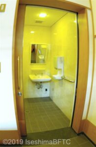外宮神楽殿待合所内車いす対応トイレ入口