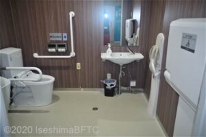 1階オストメイト付き車いす対応トイレ室内のようす