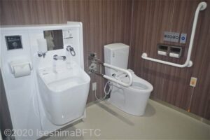 1階オストメイト付き車いす対応トイレ　便器とオストメイト