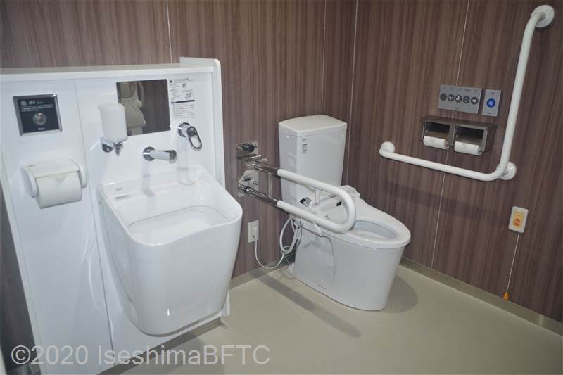 1階オストメイト付き車いす対応トイレ　便器とオストメイト