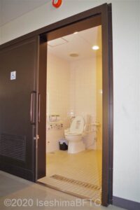 車いす対応トイレ入口
