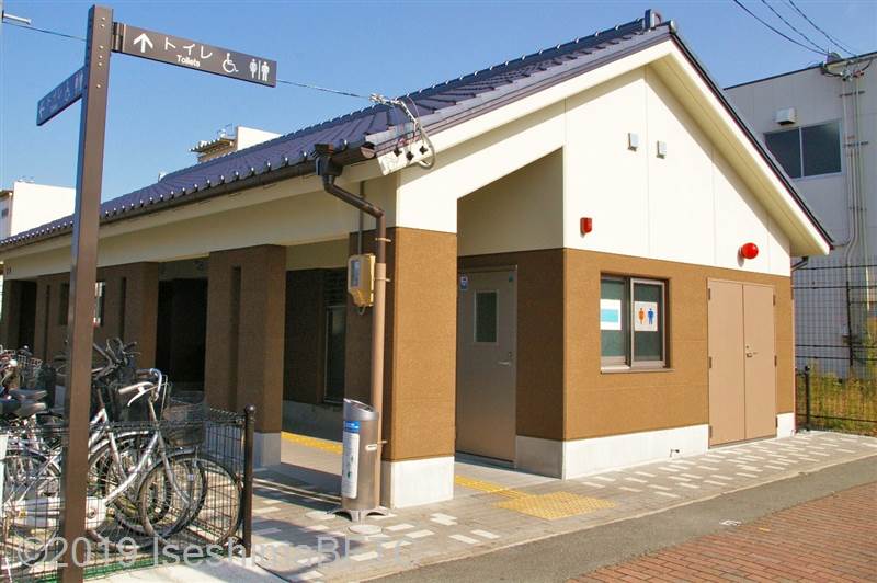 伊勢市駅南側公衆トイレ外観