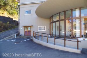 障害者専用駐車場と、建物入口スロープ