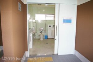 伊勢市駅南側車いす対応トイレ入口