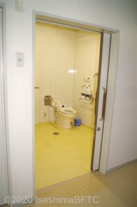 1階車いす対応トイレ入口
