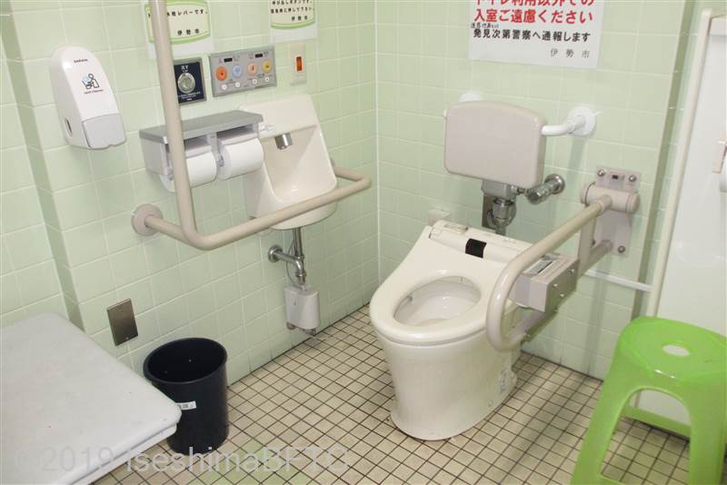 伊勢市駅南側車いす対応トイレ　便器まわり