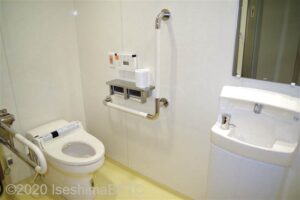 3階車いす対応トイレ　入口入って左奥に、よこ置きに便器。便器に向かって右側にＬ型固定手すり、左側にＵ型可動手すり