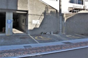 障害者専用駐車場と入口スロープ