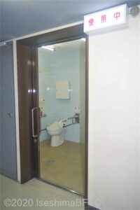 車いす対応トイレ入口