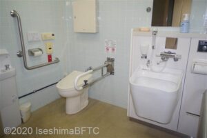 入口入って左奥に、たて置きに便器。入口正面にオストメイト