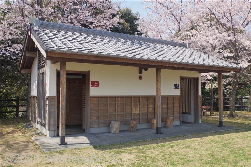 城山公園公衆トイレ外観