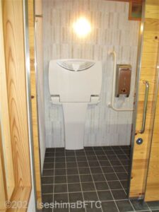 城山公園公衆トイレ　女性用個室入口