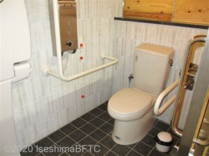 城山公園公衆トイレ　女性用個室内部