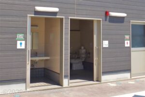 安楽島海水浴場　車いす対応トイレ入口