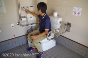 安楽島海水浴場　便器に向かって右側にＬ型固定手すり、左側にＵ型可動手すり