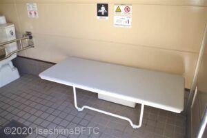 安楽島海水浴場　車いすトイレ内介護ベッド
