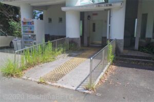 加茂川ふれあいパーク　公衆トイレ入口スロープ