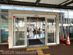 ターミナルへの入口。自動ドア。