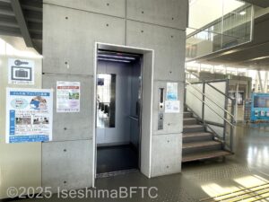 ターミナル2階へのエレベーター。エレベーターは1基。