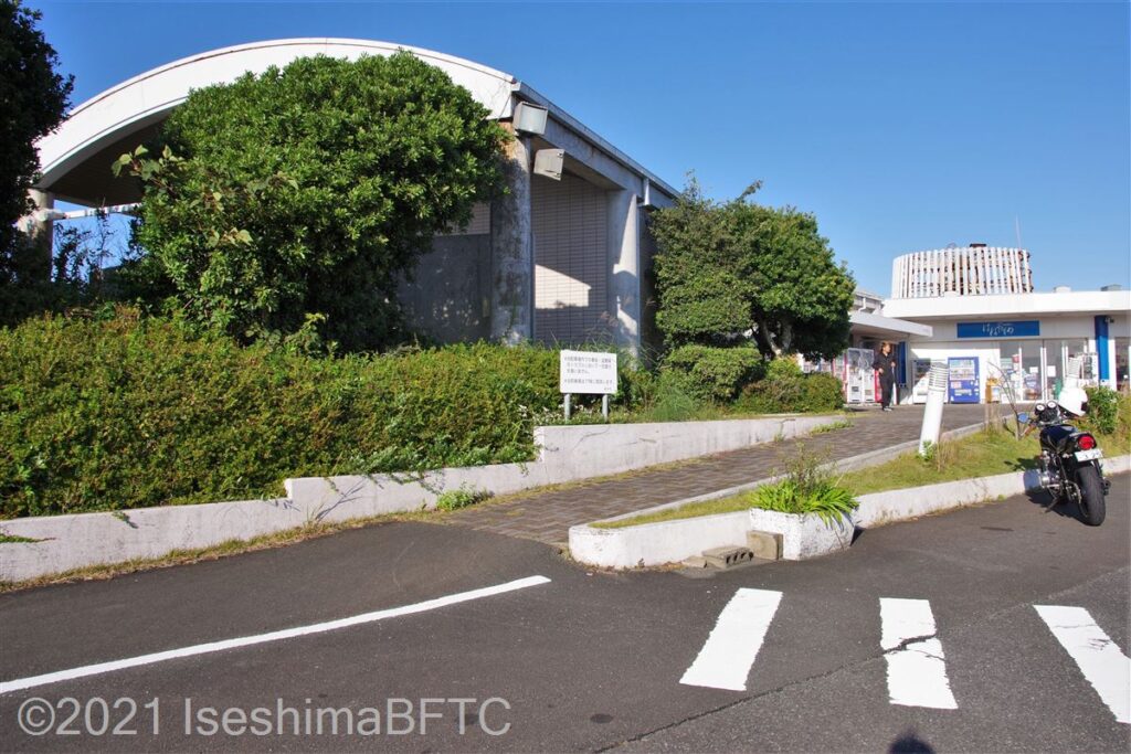 鳥羽展望台トイレ棟とトイレ前スロープ