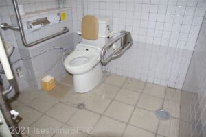 鳥羽展望台　男性用車いす対応トイレ入口　入口からみて左奥に、たて置きに便器。入口からみて左手前に洗面台