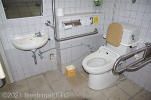 鳥羽展望台　男性用車いす対応トイレ内部　便器に向かって右側にＵ型可動手すり、左側にＬ型固定手すり