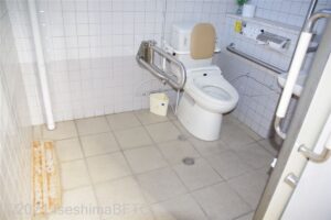鳥羽展望台　女性用車いす対応トイレ入口　入口からみて右奥に、たて置きに便器。入口からみて右手前に洗面台