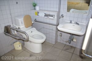 鳥羽展望台　女性用車いす対応トイレ内部　便器に向かって右側にＬ型固定手すり、左側にＵ型可動手すり