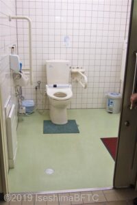 伊勢税務署車いす対応トイレ入口