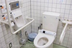 伊勢税務署車いす対応トイレ　便器まわり