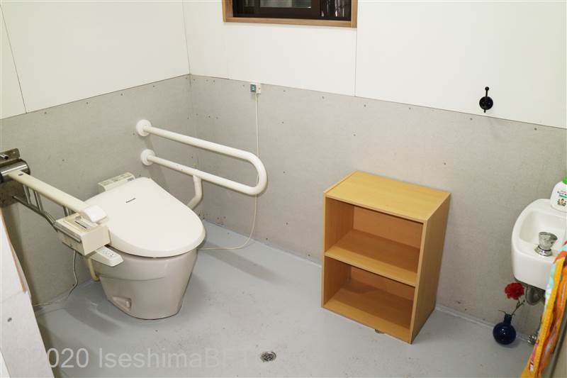 はちまんかまど　内部　入口からみて左側に、よこ置きに便器　入口から見て正面右に手洗い