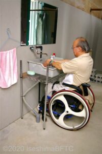 はちまんかまど　トイレ外部の大きな洗面台