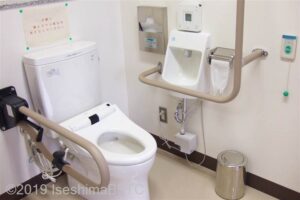 伊勢法務合同庁舎車いす対応トイレ　便器まわり