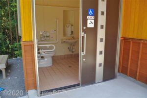 神明神社車いす対応トイレ入口