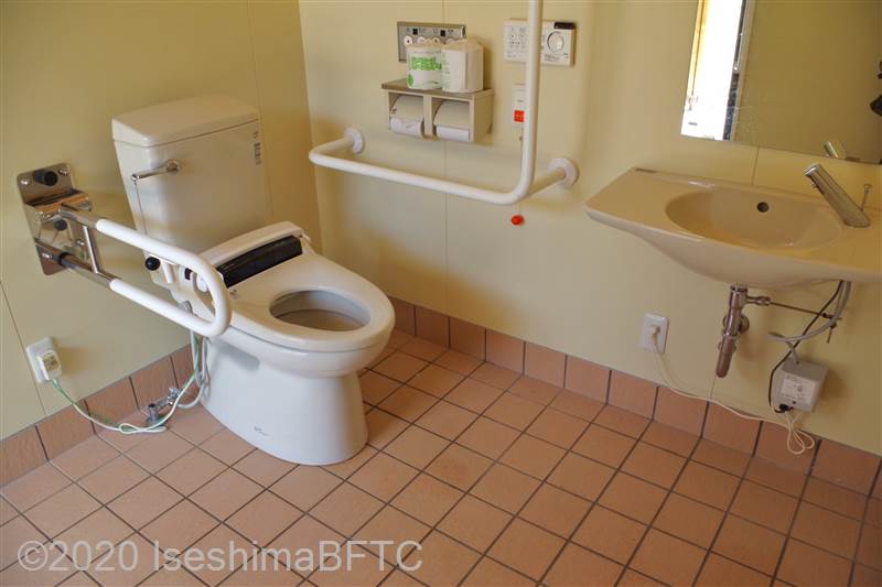 便器に向かって右側にＬ型固定手すり、左側にＵ型可動手すり