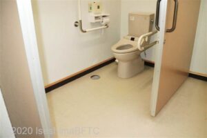 相差海女文化資料館車いす対応トイレ　入口引戸からみて右奥に、よこ置きに便器。