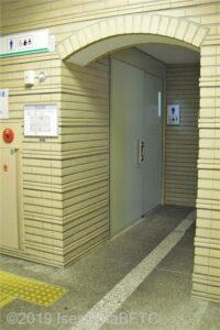 近鉄宇治山田駅男性用トイレ入口