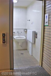 近鉄宇治山田駅男性用車いす対応トイレ入口